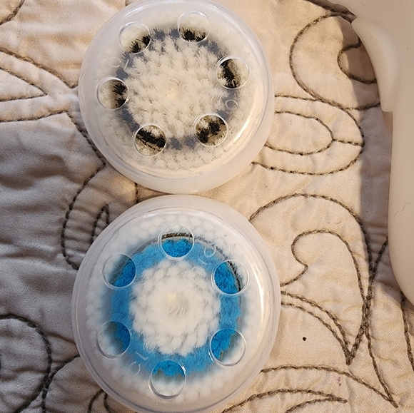 Clairsonic Mia Travel Case and Two Brushes - Picture 5 of 5